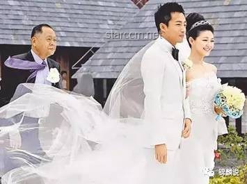 汪小菲婚礼现场独家揭秘：新娘巧妙用手挡镜头，背后故事引人深思