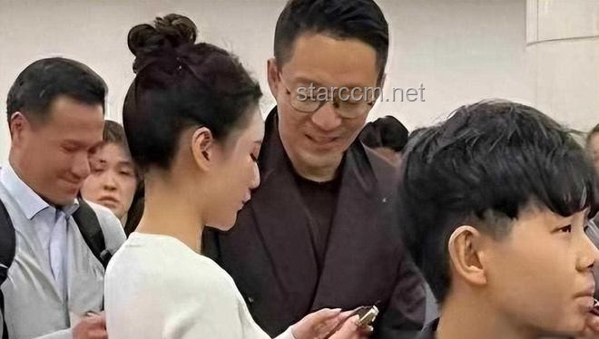 汪小菲婚礼现场独家揭秘：新娘巧妙用手挡镜头，背后故事引人深思